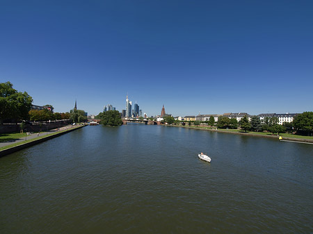 Fotos Skyline von Frankfurt mit Boot | Frankfurt am Main