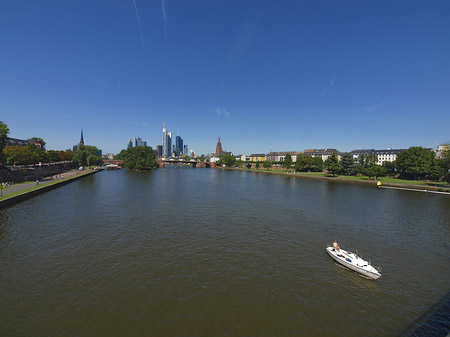 Skyline von Frankfurt mit Boot