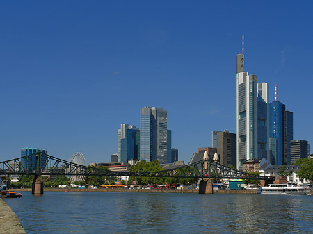 Fotos Skyline von Frankfurt mit eisernem Steg