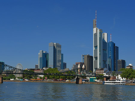 Foto Skyline von Frankfurt mit eisernem Steg