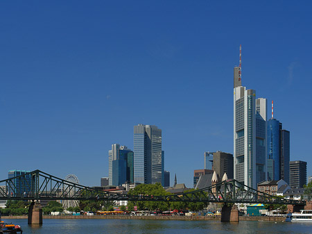 Skyline von Frankfurt mit eisernem Steg