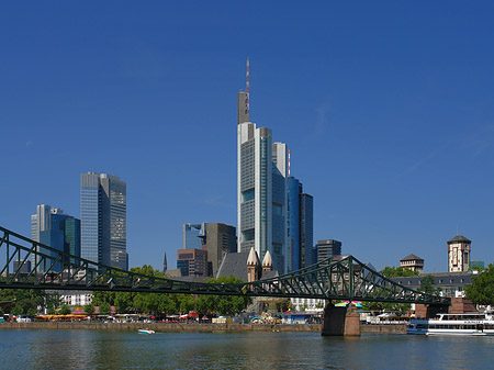 Foto Skyline von Frankfurt mit eisernem Steg