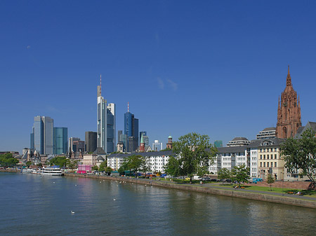 Skyline von Frankfurt mit Kaiserdom Fotos