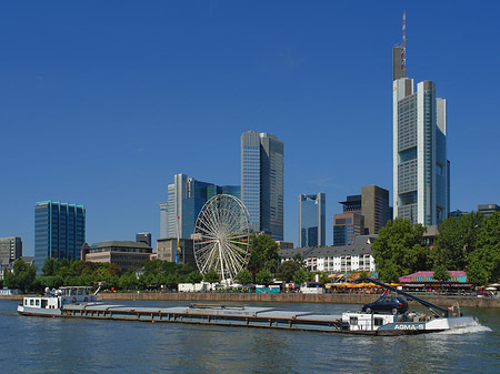 Foto Skyline von Frankfurt mit Schiff - Frankfurt am Main