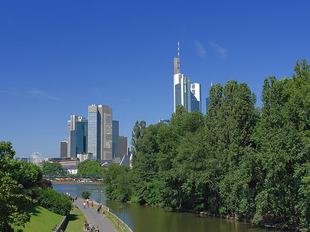 Fotos Skyline von Frankfurt mit Ufer | Frankfurt am Main