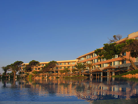 Foto Hotel mit Pool bei Dämmerung - 