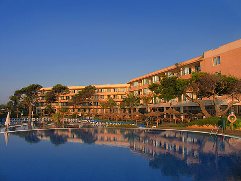 Hotel mit Pool bei Dämmerung Foto 