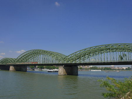 Foto Hohenzollernbrücke mit Zug