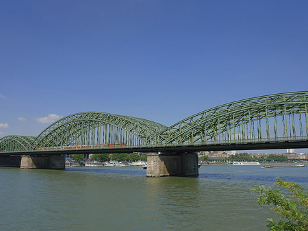 Fotos Hohenzollernbrücke mit Zug | Köln