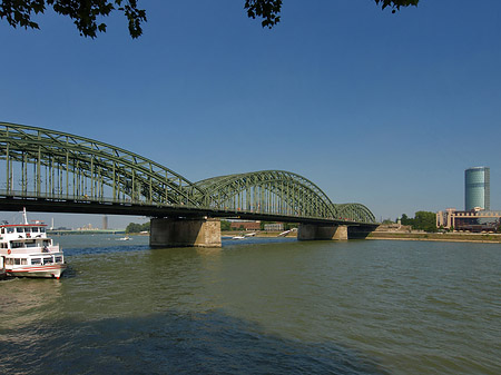 Foto Hohenzollernbrücke reicht ans Kennedyufer - Köln