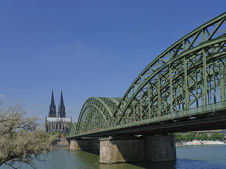 Hohenzollernbrücke am Kölner Dom Foto 