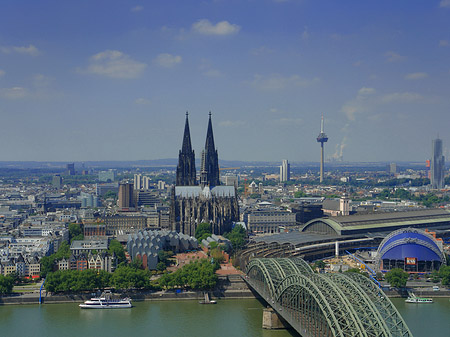 Fotos Hohenzollernbrücke und Kölner Dom aus der Ferne | Köln