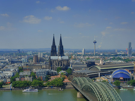 Foto Hohenzollernbrücke und Kölner Dom aus der Ferne