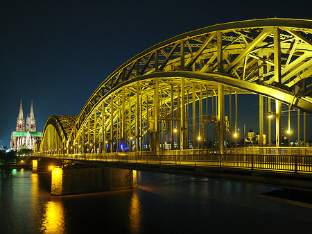 Kölner Dom hinter der Hohenzollernbrücke Fotos