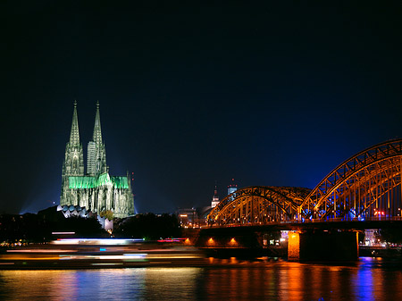 Kölner Dom hinter der Hohenzollernbrücke Foto 