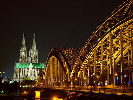 Kölner Dom hinter der Hohenzollernbrücke Fotos