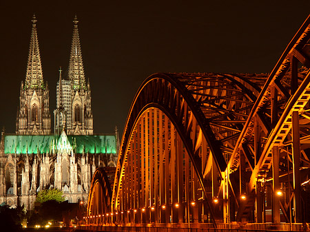 Kölner Dom hinter der Hohenzollernbrücke