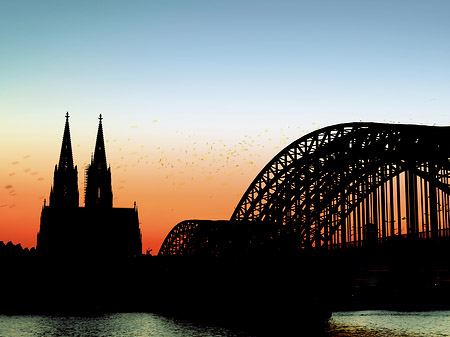 Kölner Dom hinter der Hohenzollernbrücke Fotos