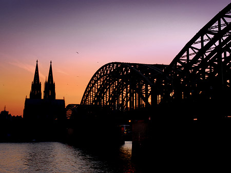 Fotos Kölner Dom hinter der Hohenzollernbrücke