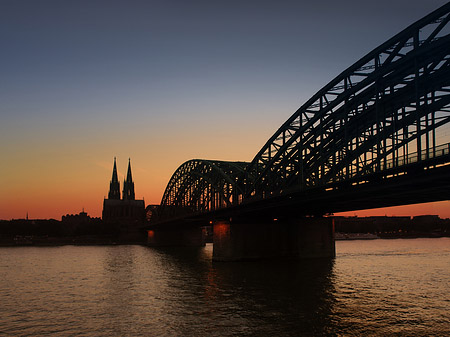 Kölner Dom hinter der Hohenzollernbrücke Foto 