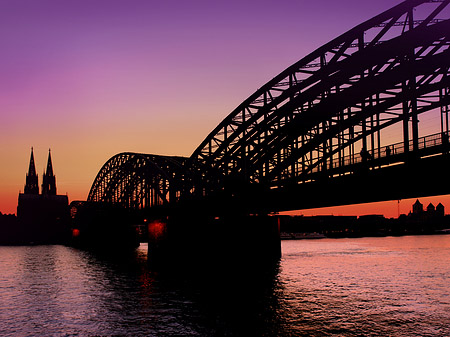 Fotos Kölner Dom hinter der Hohenzollernbrücke