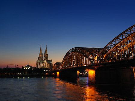 Kölner Dom hinter der Hohenzollernbrücke Foto 