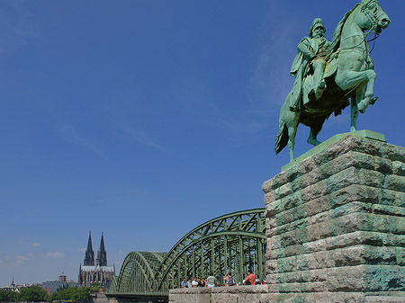 Reiterstatue vor dem Kölner Dom Foto 