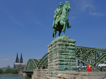 Fotos Reiterstatue vor dem Kölner Dom