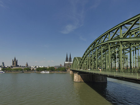 Foto Schiff unter der Hohenzollernbrücke