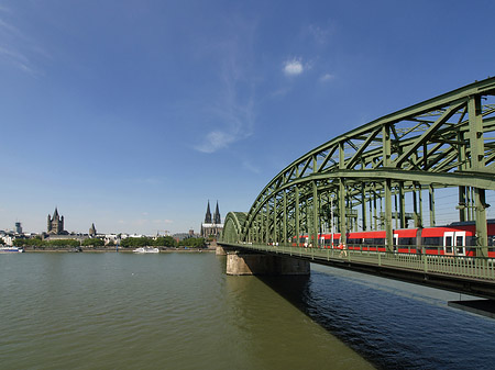 Foto Zug fährt über die Hohenzollernbrücke