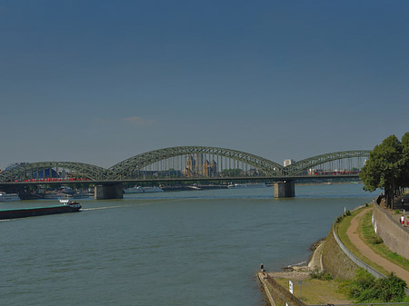 Schiff vor der Hohenzollernbrücke Foto 