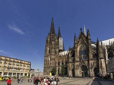 Bimmelbahn fährt zum Kölner Dom Foto 