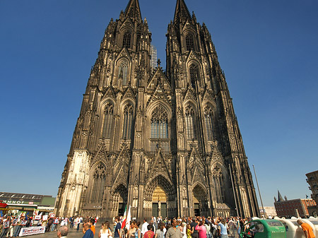 Touristen tummeln sich vor Kölner Dom Foto 