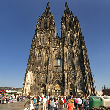 Fotos Touristen tummeln sich vor Kölner Dom