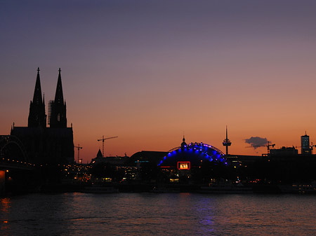 Kölner Dom neben Musical Dome