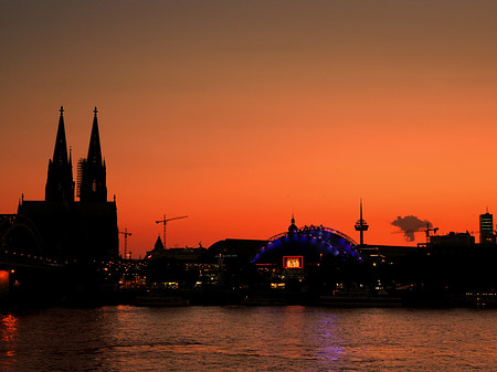 Kölner Dom neben Musical Dome