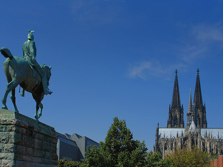 Kölner Dom mit Reiterstatue