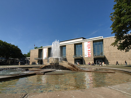 Oper Köln mit Brunnen Foto 