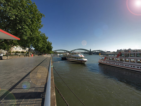 Fotos Schiff fährt über den Rhein | Köln