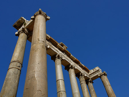 Foto Rostra mit blauem Himmel