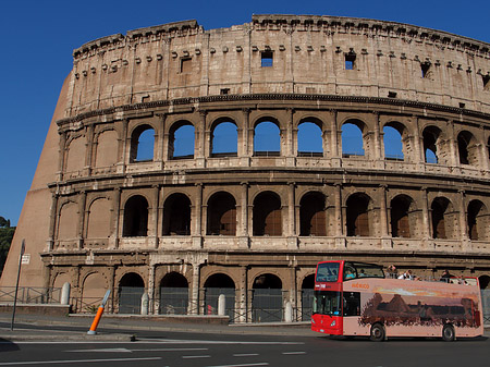 Bus vor dem Kolosseum Foto 