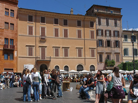 Menschen auf der Piazza