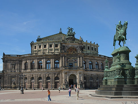 Foto König-Johann-Statue mit Semperoper - Dresden