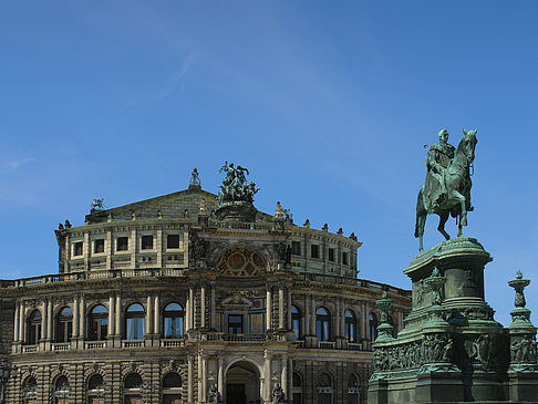 Foto König-Johann-Statue mit Semperoper