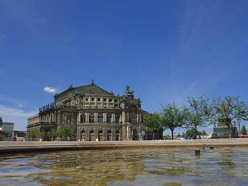 Foto Semperoper mit Springbrunnen