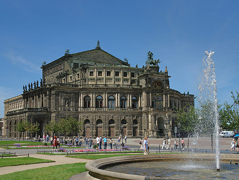 Semperoper mit Springbrunnen