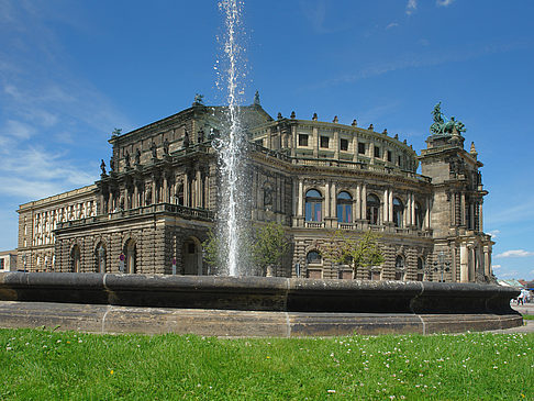 Fotos Semperoper mit Springbrunnen | Dresden