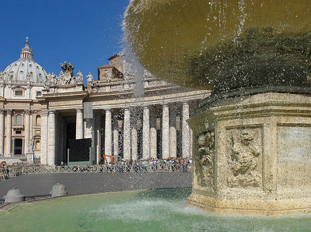 Brunnen mit Petersdom