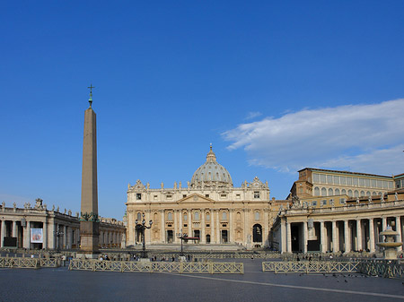 Foto Obelisk mit dem Petersdom